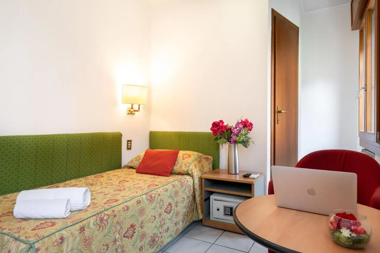 Camelia Rooms Venice Guesthouse Mestre Italia