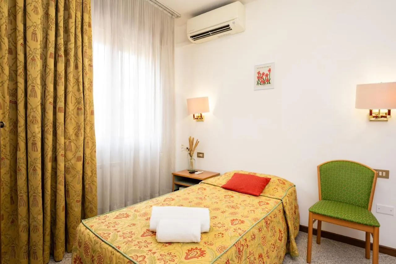 Camelia Rooms Venice Guesthouse Mestre 0*,  Italia